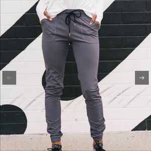 Zyia peak zipper jogger